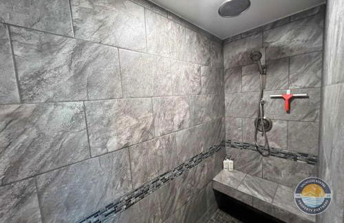 New Pet Friendly Walking Distance to Lake Front - Foto 15