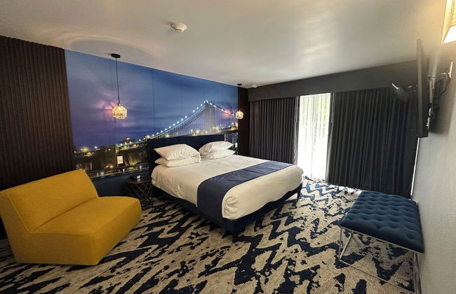 Lighthouse Inn & Suites - Photo 20