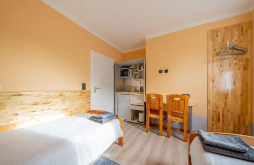 Kompaktes Studiozimmer mit Pantryküche und Fußbodenheizung in der Nähe der Messe Dusche und WC werden gemeinschaftlich genutzt - Foto 1