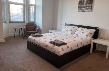 Spacious 2 bedroom flat nearby train and bus station - Foto 12