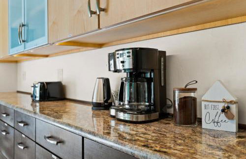 Lux Fly-Fishing Haven near Glacier Park - Hot Tub - Foto 23