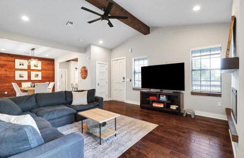 Getaway Near River Walk DT Yard BBQ Pet Games - Foto 6