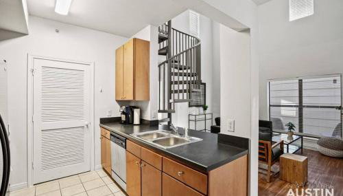 Spiral Stairs to Loft Bedroom Balcony with Shade - Foto 3