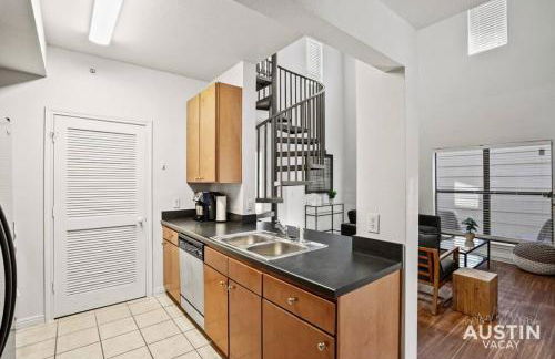 Spiral Stairs to Loft Bedroom Balcony with Shade - Foto 3