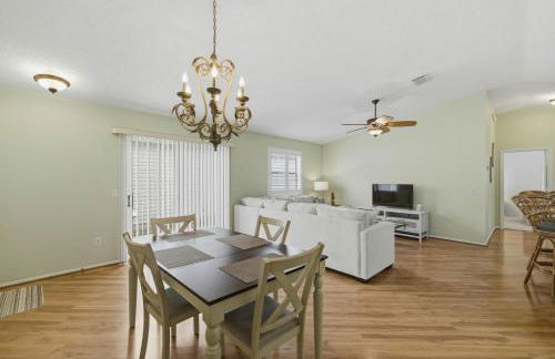 Cozy 2BR Mins to Lake Sumter Landing and Brownwood Paddock Square with BBQ, Workspace, Murphy Bed - Foto 6