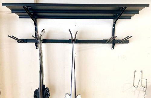 Private Ski, Lake & Golf Chalet! Walk to Lake - Foto 14