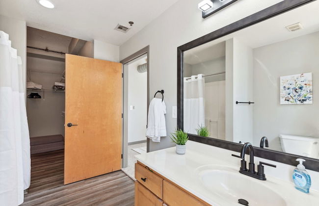 Spacious 2BR Downtown Retreat - Photo 54