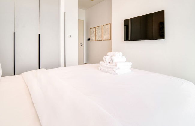 Luxe and Modern Duplex in Difc - Photo 35