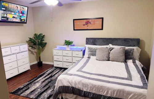 Modern Daytona Condo With Pool - Photo 9