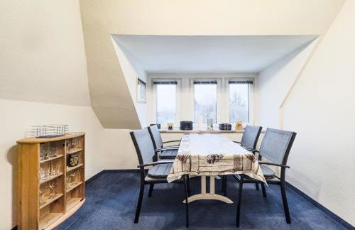 TraveNah - Ruhige 3-Zimmer-DG-Ferienwohnung im Grünen mit eigenem Eingang und Fahrradgarage - Foto 15