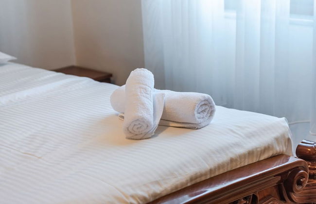 Authentic Lake View Apartment - Photo 19