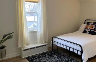 Spacious 4 BR 2BA Home with Bar and Fenced Yard - Foto 30
