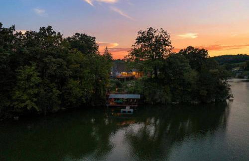 Relaxing Lakefront Retreat w/ Hot Tub & Dock - Foto 5