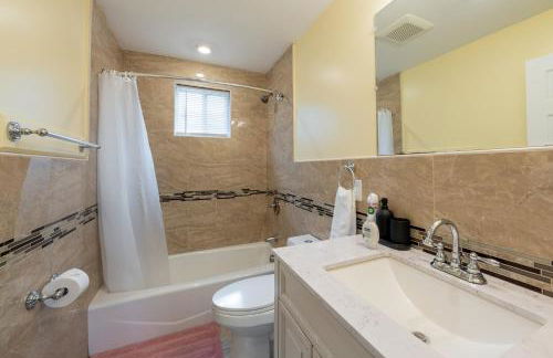 90 - 4BR Dorchester - Sleek Apt near Marina Bay - Photo 13