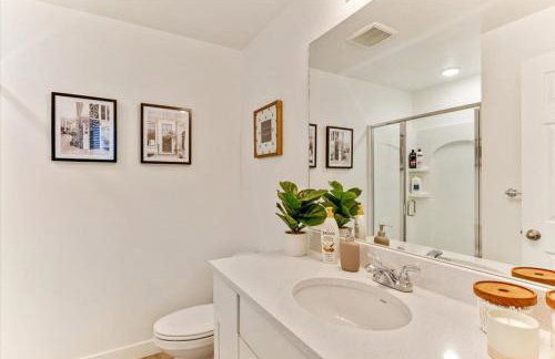 Modern 4BR Home Rooftop Patio Mountain Views - Foto 9