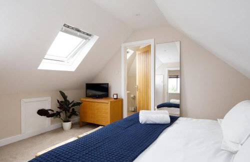 " Orchard Croft Lodge ", New Property, DOG FRIENDLY, Ideal for all Goodwood Events, 5 Minutes from Southend Barns, 9 Minutes From Sandy West Wittering Beach, 2 Bathrooms, Can Sleep 8 On Request, ' Starlink ' Wi-Fi & Sky Sports, Zip & Link Super-King beds - Foto 46