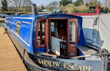 Narrow Escape - 50ft Boat on the Grand Union Canal, near Tring - Photo 2