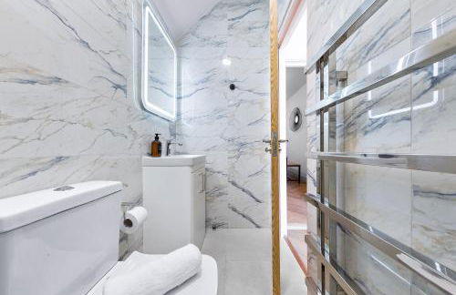 Ground Floor Flat I Sleeps 8 I With Parking - Photo 12