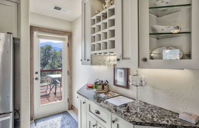 2brdowntown Occmountain Views & Grill - Photo 26