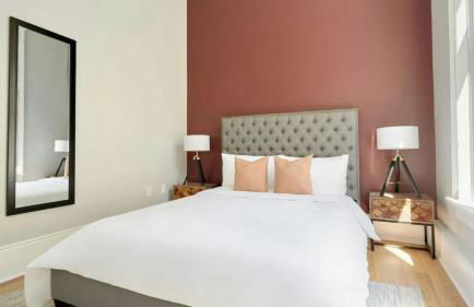 Sleeps 16 4 Units Steps to the French Quarter The Harlequin by AvantStay - Foto 10