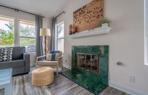 Sunlit La Jolla Village Gem with Peak Ocean Views - Photo 7