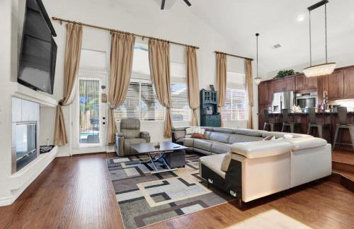 Tropical 4BR Oasis with Pool and Jacuzzi Near Strip - Photo 3