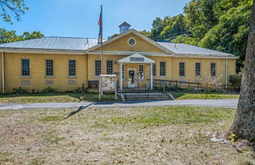 The Manor - Historic Mansion, Wifi, Covered Porch, Screen Porch, King Bed, Walk to Spas, Shops & Restaurants - Foto 95