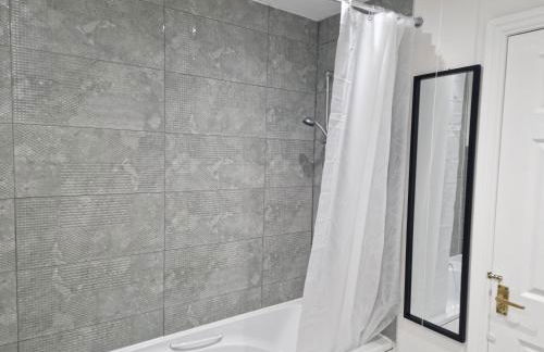 Superb & Beautiful Stourport Home with 7 Beds by PureStay - Foto 33