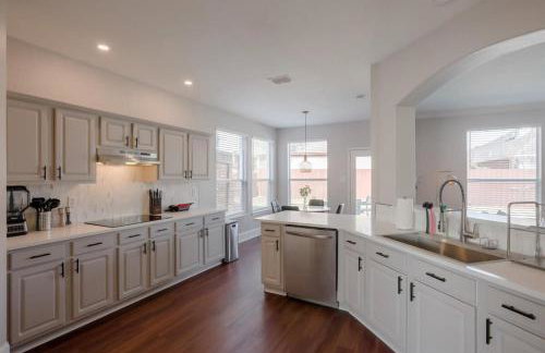 Pearl White Dream Home With Private Pool & Theatre - Foto 10