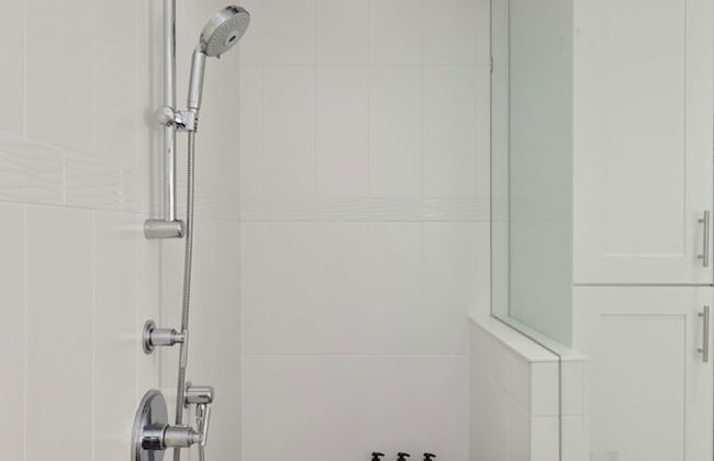 Stunning 3 Bedroom Secondary Suite N Van - Photo 33