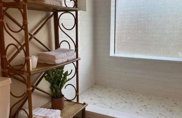 Designer Single Story 4 bed 3 bath home in mid-century style with big backyard and garage - Foto 21