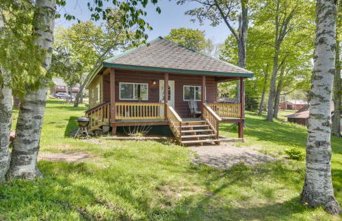 8 Mi to Saddleback Ski Area Cabin with Fire Pit - Foto 1