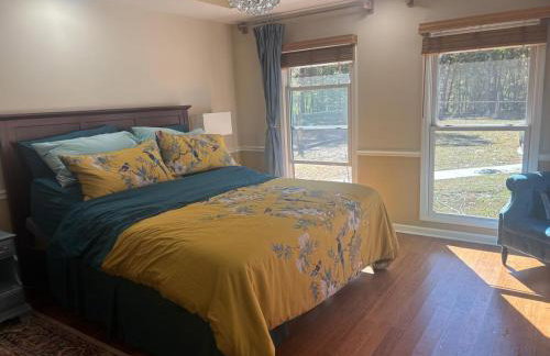 Quiet Forest Vacation home on a Private Road with Spacious Patios, Fire pit, Pet friendly and a Private pool - Foto 36