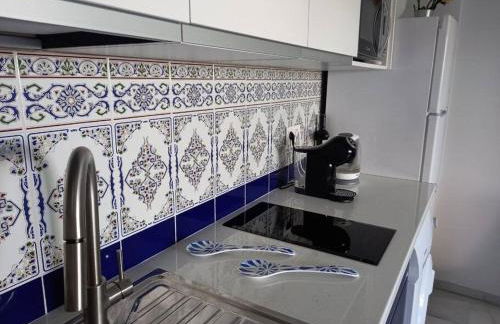 Blue Marine Home - Parking, Pool, AC, WiFi - Photo 11