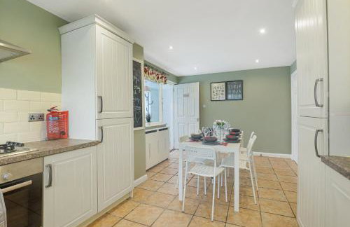 Spacious 4 Bedroom House with Parking - Foto 30
