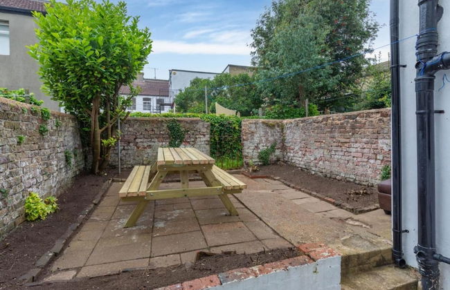 Hove Actually House - 4 Bedrooms - Garden - Photo 4