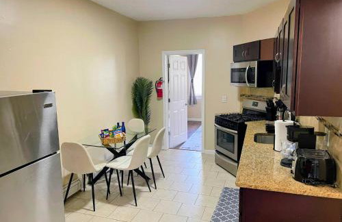 Cozy 2BR Brick Haven! Near light rail! 35m to NYC - Foto 5