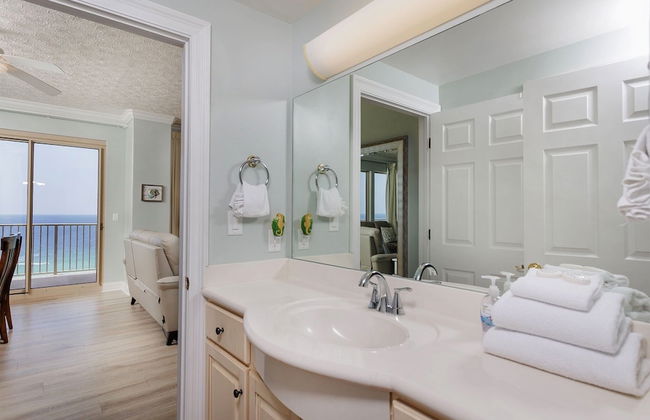 Wondrous Oceanfront Condo with Free Poolside WiFi - Unit 1105 by RedAwning - Foto 12