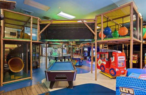 Disney World Cinderella Castle Lazy River Pool & Game Room - Foto 44