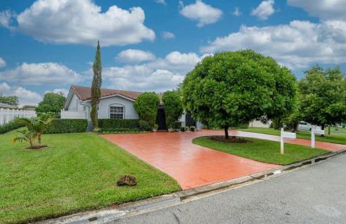 Three Bedroom Pool Home with Modern Interior Design - Foto 29