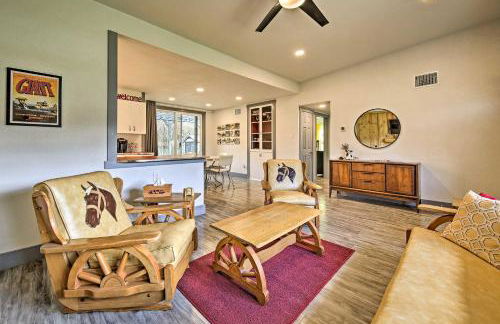 Remodeled Retro Home with Deck, Walk to Main Street! - Foto 5