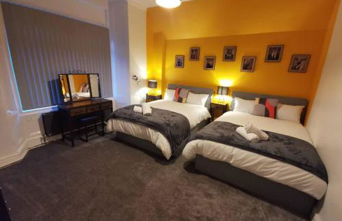 Spacious & comfy 4 bed house, 6 Beds, Free Private Parking & Wifi - Foto 48