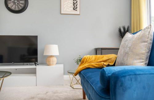 Beautiful Orpington Home w Pool Table and Driveway - Photo 49