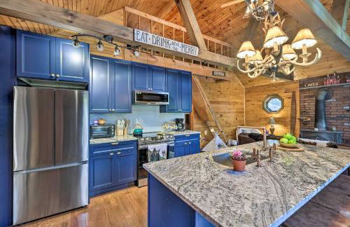 Deck and Forest Views Secluded Cresco Cabin! - Foto 10