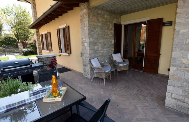 Luxurious Villa in Lombardy with Garden & Hot Tub - Photo 30