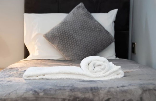 Immaculate 5-bed House in the City Centre Ashford - Photo 13