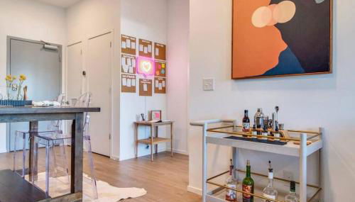 Stylish downtown condo w/ pool & parking - Foto 2