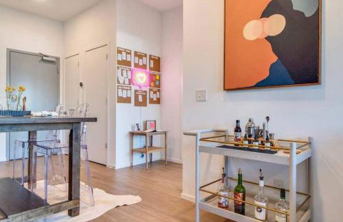 Stylish downtown condo w/ pool & parking - Foto 2