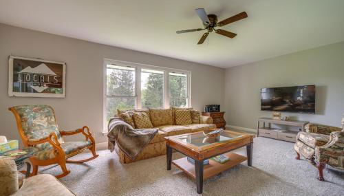 Centrally Located Brevard Home with Deck and Fire Pit! - Foto 4
