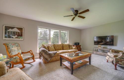 Centrally Located Brevard Home with Deck and Fire Pit! - Foto 4
